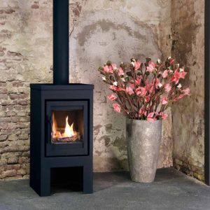 De Buntfires Flores Gas vrijstaande gaskachel heeft een stoer gezicht maar is een prachtige verschijning in een modern én klassiek interieur.