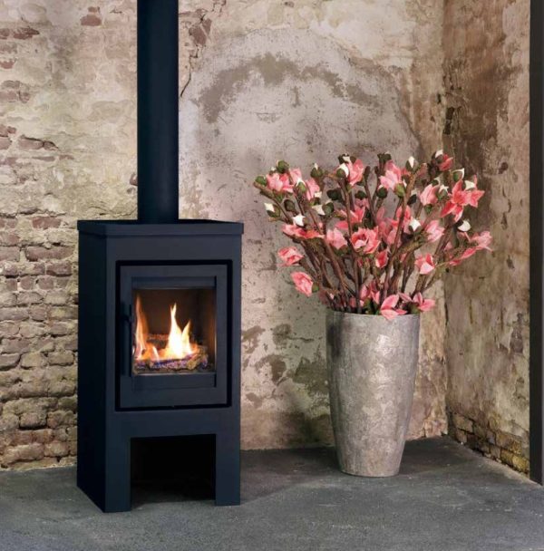 De Buntfires Flores Gas vrijstaande gaskachel heeft een stoer gezicht maar is een prachtige verschijning in een modern én klassiek interieur.