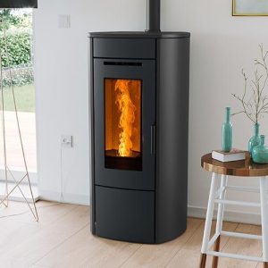 De Nordic Fire Ilvar 9 is dé moderne krachtpatser De Nordic Fire Ilvar 9 is het grote broertje van de Ilvar 7. Deze pelletkachel is slechts 5 cm hoger en geeft tot 9kW warmte: ideaal als u op zoek bent naar net dat beetje extra om uw woning te verwarmen. De strakke afwerking, met rechte voorzijde en licht gebogen zijpanelen, geeft de Ilvar een tijdloze uitstraling.