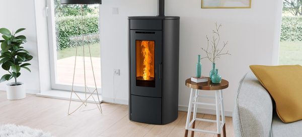 De Nordic Fire Ilvar 9 is dé moderne krachtpatser De Nordic Fire Ilvar 9 is het grote broertje van de Ilvar 7. Deze pelletkachel is slechts 5 cm hoger en geeft tot 9kW warmte: ideaal als u op zoek bent naar net dat beetje extra om uw woning te verwarmen. De strakke afwerking, met rechte voorzijde en licht gebogen zijpanelen, geeft de Ilvar een tijdloze uitstraling.